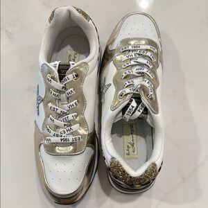Vintage Havana White and Gold Sneakers with Retro Design